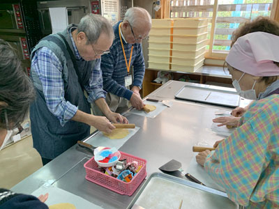 アップルファイバークッキー作り体験の様子